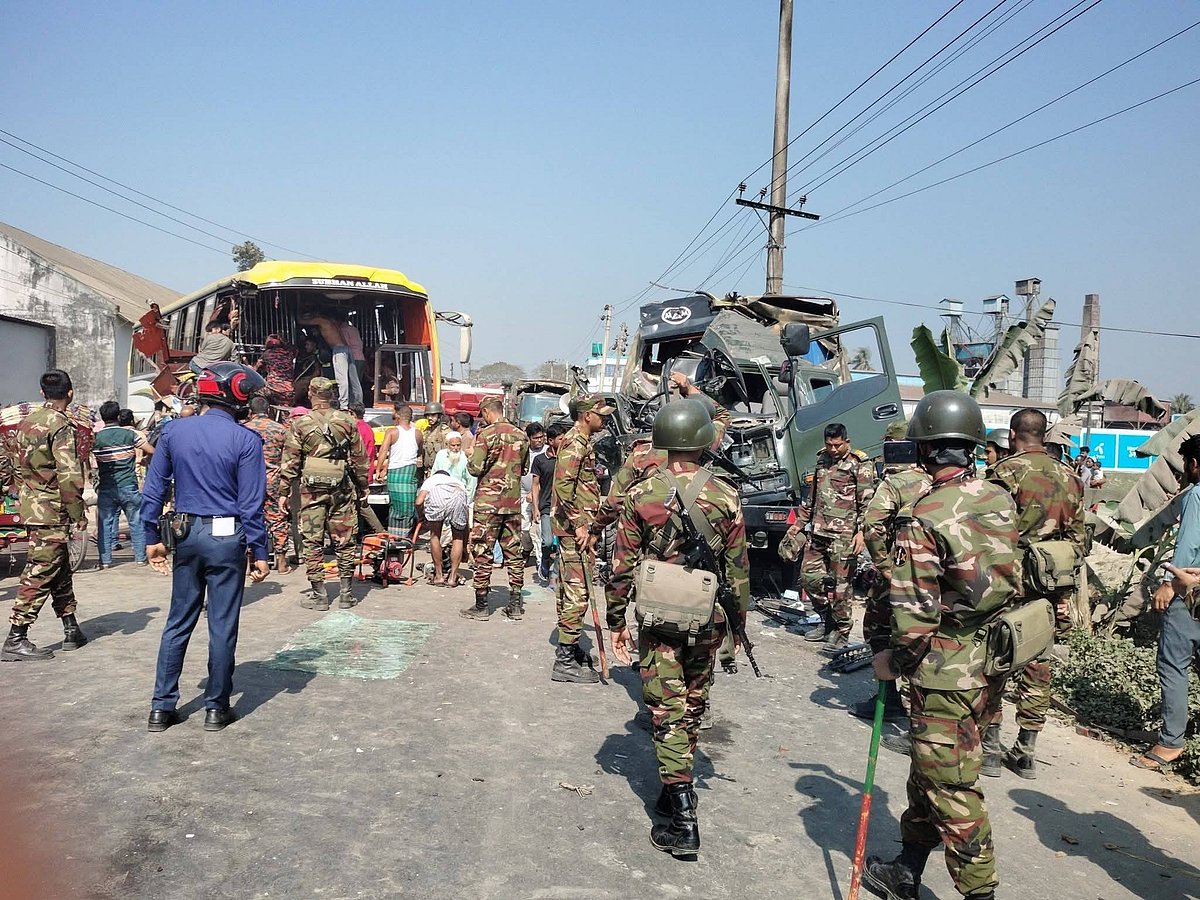ময়মনসিংহের ফুলপুরে সেনাবাহিনীর ট্রাক ও যাত্রীবাহী বাসের মুখোমুখি সংঘর্ষে দুটি গাড়িই দুমড়েমুচড়ে যায়। আজ বুধবার দুপুরে