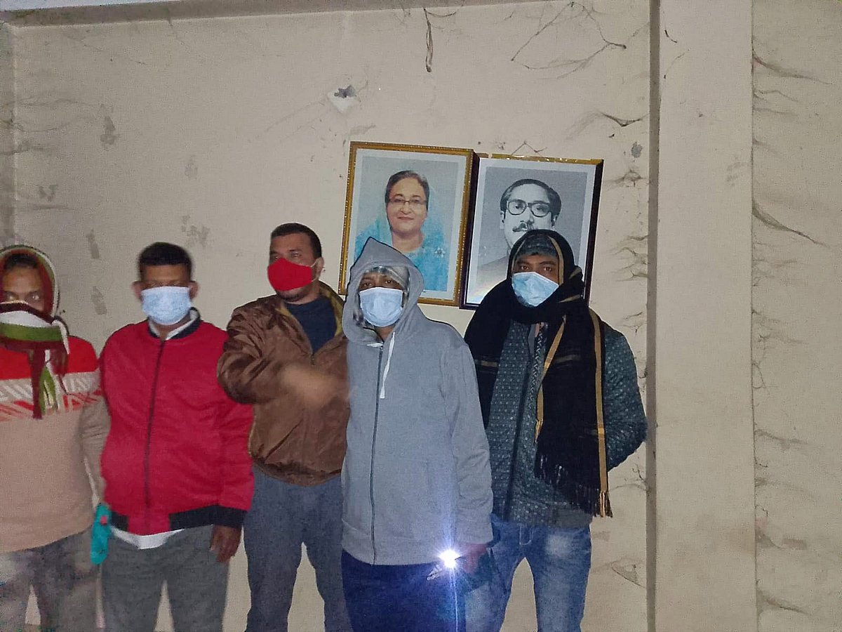 রাজবাড়ী জেলা আওয়ামী লীগের কার্যালয়ে বঙ্গবন্ধু শেখ মুজিবুর রহমান এবং ক্ষমতাচ্যুত সাবেক প্রধানমন্ত্রী শেখ হাসিনার ছবি টাঙানো হয়েছে