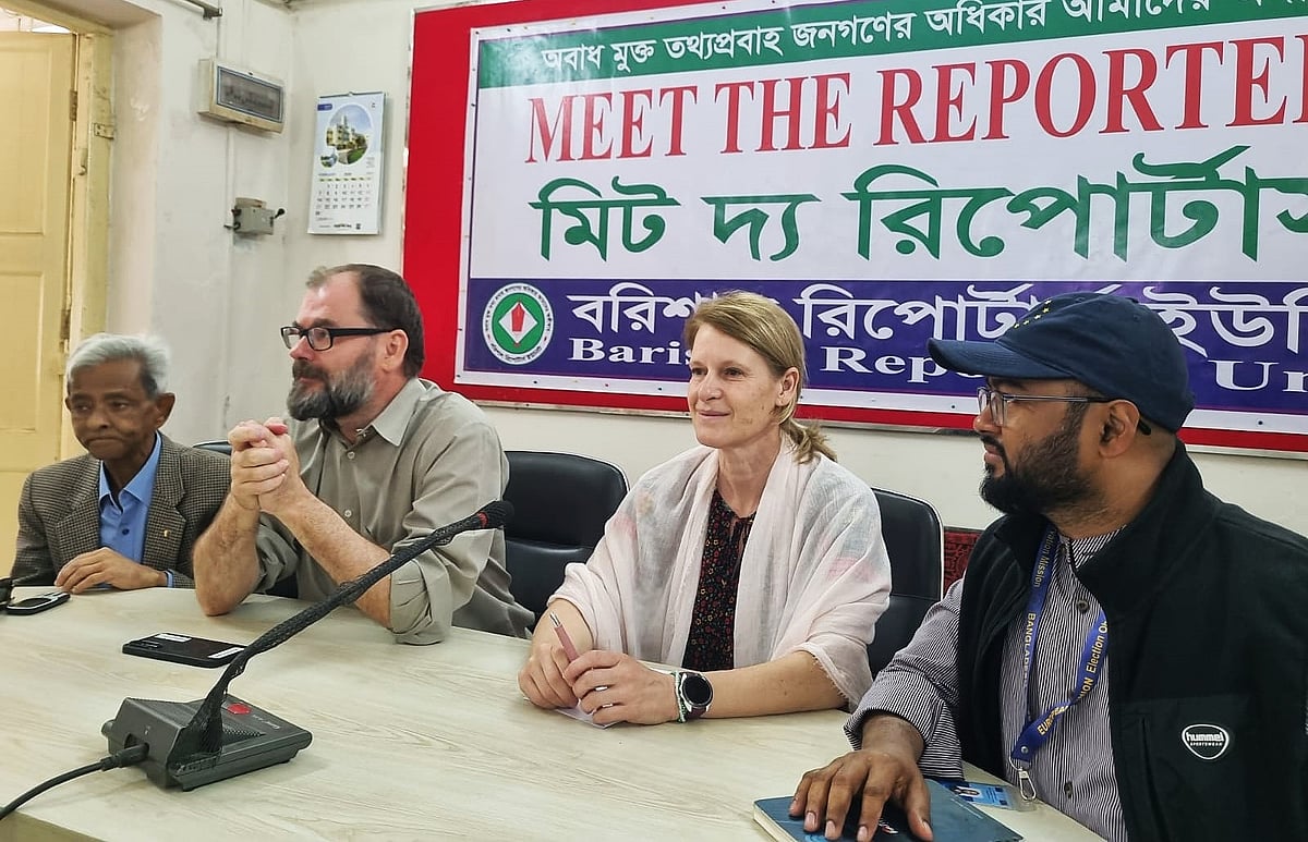 বরিশাল রিপোর্টার্স ইউনিটি (বিআরইউ) কার্যালয়ে ‘মিট দ্য রিপোর্টার্স’ অনুষ্ঠানে ইউরোপীয় পার্লামেন্টের সদস্য (এমইপি) এবং ইউরোপীয় ইউনিয়নের নির্বাচন পর্যবেক্ষণ মিশনের (ইইউ ইওএম) দুই পর্যবেক্ষক মতবিনিময় করেন। আজ বুধবার দুপুরে