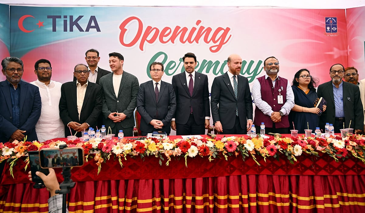 ঢাকা বিশ্ববিদ্যালয়ের (ঢাবি) শহীদ মর্তুজা মেডিকেল সেন্টারের সংস্কারকাজের উদ্বোধনী অনুষ্ঠানে সাবেক জার্মান ফুটবলার মেসুত ওজিল। ১৮ ফেব্রুয়ারি ২০২৬