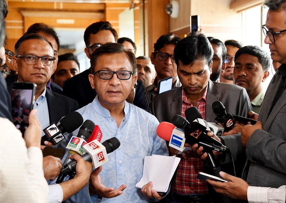 আজ বুধবার সচিবালয়ে প্রথম দিন কার্যালয়ে আসেন বাণিজ্যমন্ত্রী খন্দকার আব্দুল মুক্তাদির।  এদিন তিনি সাংবাদিকদের সঙ্গে কথা বলেন।