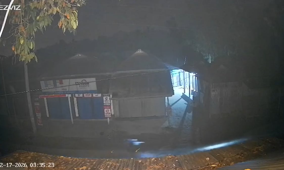 কুড়িগ্রামের ভূরুঙ্গামারী উপজেলার সীমান্তবর্তী একটি বাজারে গভীর রাতে সিসিটিভি ক্যামেরায় ‘রোবট’ সদৃশ্য বস্তু দেখা যায়