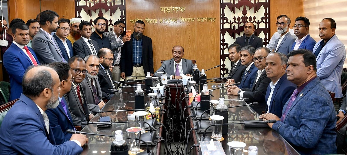 আইন, বিচার ও সংসদবিষয়ক মন্ত্রণালয়ের কর্মকর্তাদের পরিচিতিমূলক সভায় মন্ত্রী মো. আসাদুজ্জামান। আজ বুধবার সচিবালয়ে আইন মন্ত্রণালয়ে