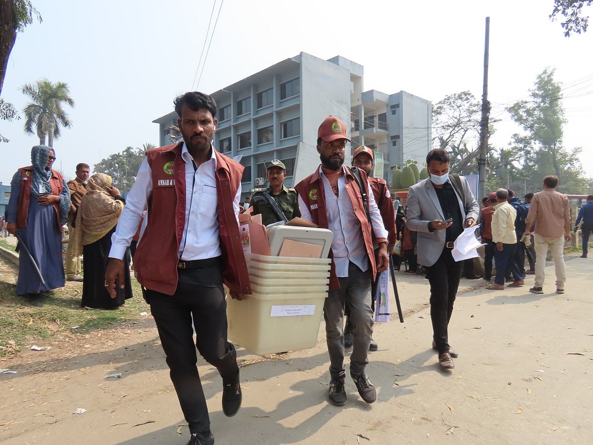 ত্রয়োদশ জাতীয় সংসদ নির্বাচনের ভোট গ্রহণের জন্য নির্বাচনী সরঞ্জাম বিতরণ করছে নির্বাচন কমিশন। গাজীপুরের শ্রীপুরে