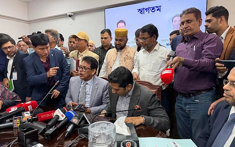 প্রাথমিক ও গণশিক্ষামন্ত্রী বুধবার দুপুরে সচিবালয়ে শিক্ষা মন্ত্রণালয়ের সভাকক্ষে সাংবাদিকদের সঙ্গে আলাপ করেন