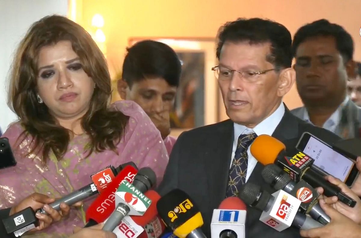 পররাষ্ট্রমন্ত্রী খলিলুর রহমান ও প্রতিমন্ত্রী শামা ওবায়েদ বুধবার রাষ্ট্রীয় অতিথি ভবন পদ্মায় সাংবাদিকদের সঙ্গে কথা বলেন। বৃহস্পতিবার তাঁরা প্রথম পররাষ্ট্র মন্ত্রণালয়ে অফিস করেছেন