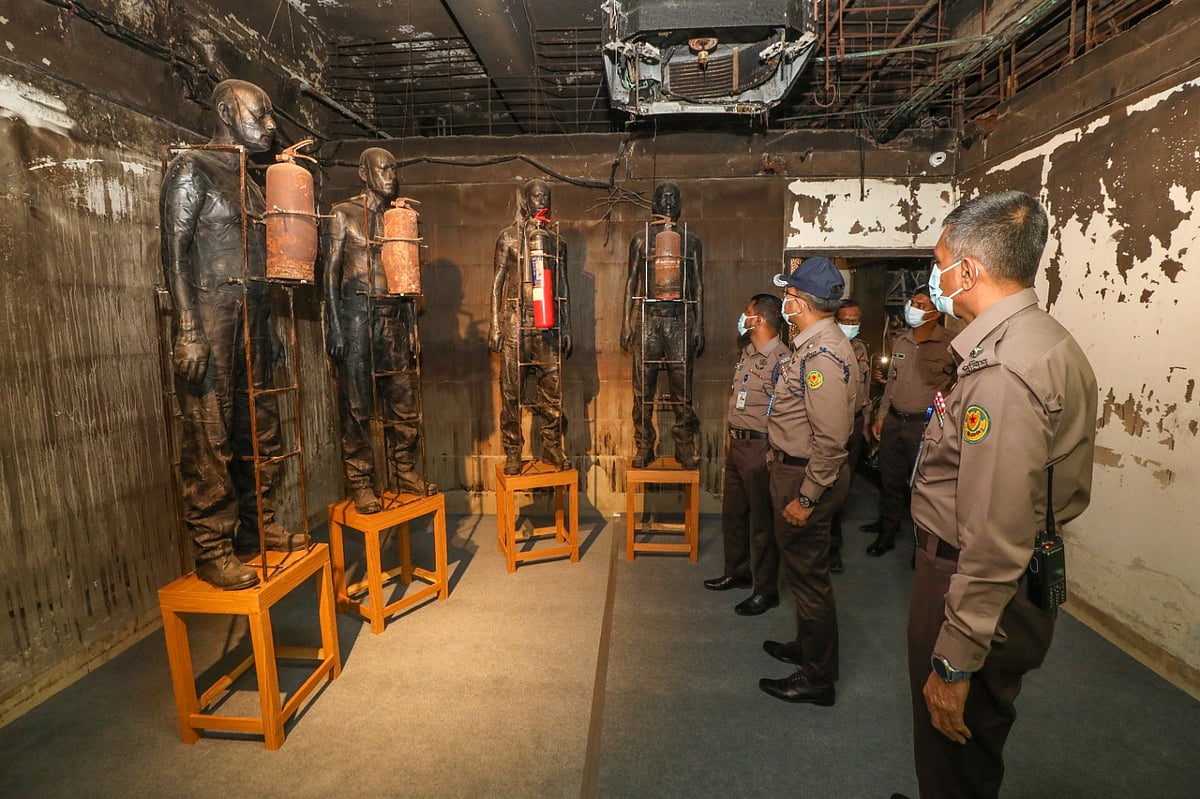 প্রথম আলো ভবনে দ্বিতীয় দিনের মতো চলছে ব্যতিক্রমী শিল্পকর্ম প্রদর্শনী ‘আলো’। আজ বৃহস্পতিবার রাজধানীর কারওয়ান বাজারে পুড়িয়ে দেওয়া প্রথম আলো ভবনে