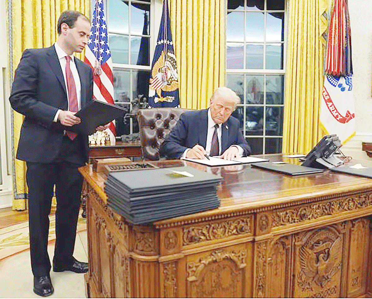 বিশ্ব স্বাস্থ্য সংস্থা থেকে যুক্তরাষ্ট্রের বেরিয়ে যাওয়ার নির্বাহী আদেশে সই করছেন ট্রাম্প