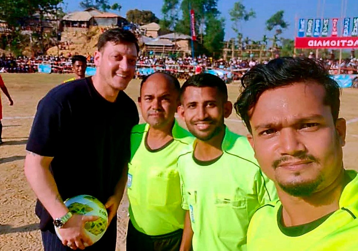 মধুরছড়া খেলার মাঠে প্রীত ফুটবল ম্যাচে শুরু আগে খেলোয়াড়দের সঙ্গে বিশ্বকাপ ফুটবলজয়ী জার্মানির তারকা খেলোয়াড় মেসুত ওজিল।  আজ বিকেলে কক্সবাজারের উখিয়ার মধুরছড়া শিবিরে