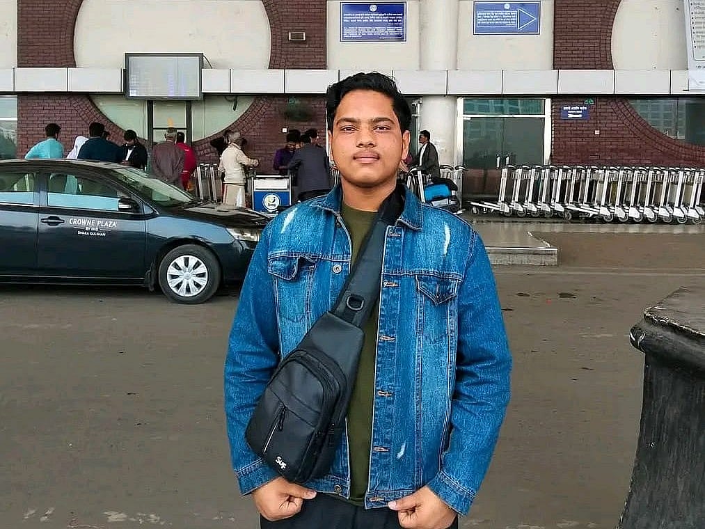 দক্ষিণ আফ্রিকার উদ্দেশে বিমানে ওঠার আগে ঢাকায় বিমানবন্দরে মো. ফাহাদ