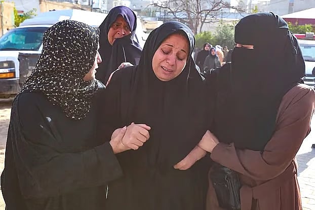 গাজার খান ইউনিস এলাকায় নাসের হাসপাতালে ইসরায়েলি হামলায় নিহত ফিলিস্তিনিদের জানাজায় স্বজনেরা কান্নায় ভেঙে পড়েন। ১৫ ফেব্রুয়ারি ২০২৬