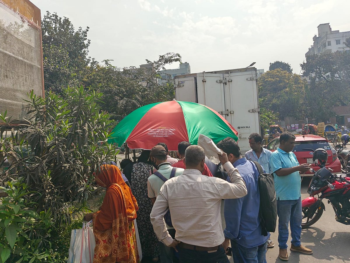প্রাণিসম্পদ মন্ত্রণালয়ের ট্রাকের সামনে সুলভ মূল্যে পণ্য কেনার জন্য ক্রেতাদের অপেক্ষা। আজ দুপুর দুইটায় খামারবাড়ি থেকে তোলা