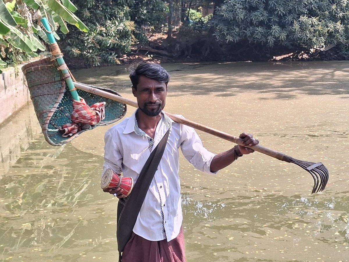 বিশেষ যন্ত্রপাতি নিয়ে ডুগডুগি বাজিয়ে সোনা–রুপা খুঁজে বেড়ান চট্টগ্রামের মিরসরাইয়ের বেদে পল্লির বাসিন্দা ইউসুফ আলী