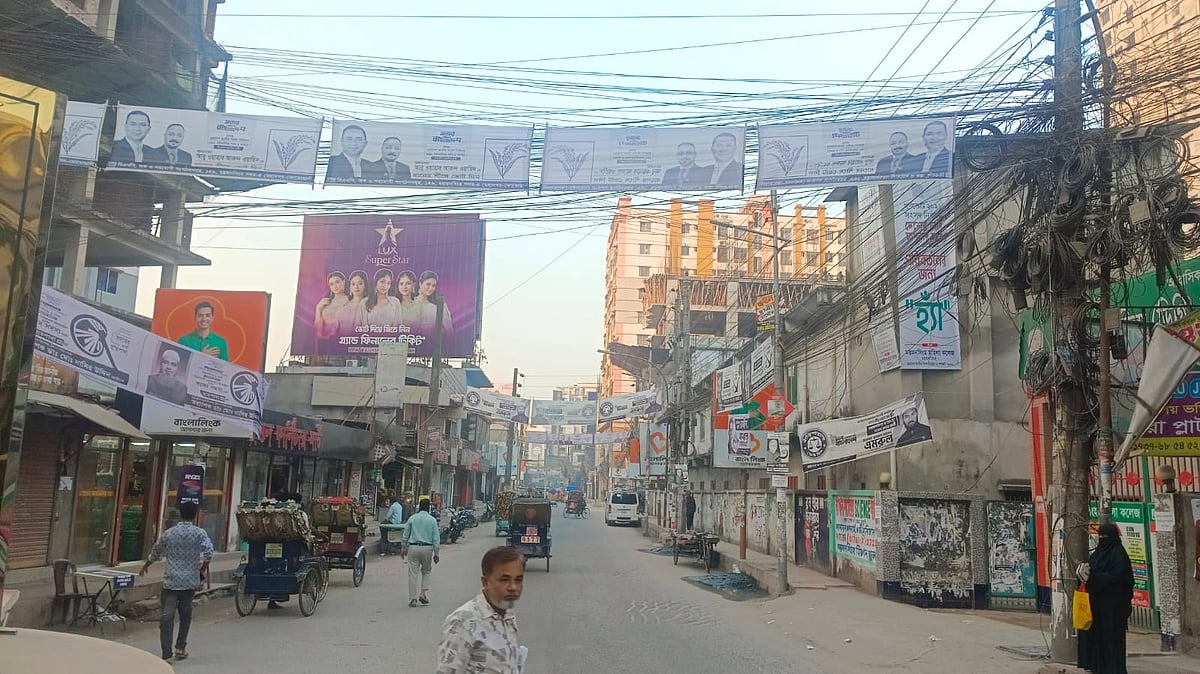 নির্বাচনের ৬ দিন পেরিয়ে গেলে সরেনি পোস্টার। গতকাল বিকেলে ময়মনসিংহ নগরের ত্রিশাল বাসস্ট্যান্ড  এলাকা থেকে তোলা