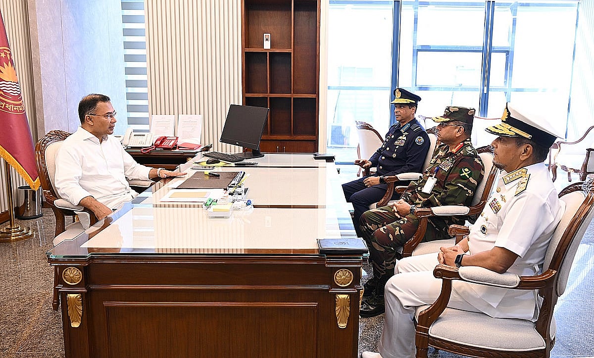 প্রধানমন্ত্রী তারেক রহমানের সঙ্গে সচিবালয়ে সৌজন্য সাক্ষাৎ করেছেন তিন বাহিনীর প্রধানেরা। ১৯ ফেব্রুয়ারি ২০২৬
