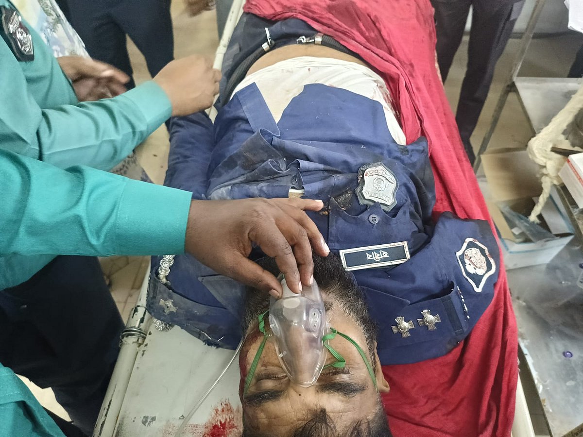 গাজীপুর ট্রেনে কাটা পড়ে পুলিশ সদস্যের হাত–পা হারানো বিচ্ছিন্ন হয়ে গেছে। তাঁকে উদ্ধার করে তাজউদ্দিন আহমেদ মেডিকেল কলেজ হাসপাতালে নেওয়া হয়েছে। বৃহস্পতিবার দুপুরে