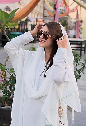 শ্বেতশুভ্র পোশাকের ব্যতিক্রমী লুকে জনপ্রিয় নায়িকা