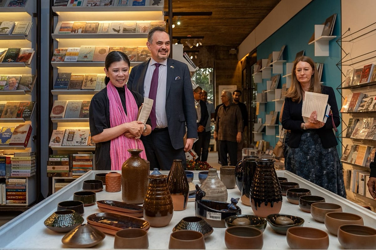 যুক্তরাষ্ট্রের রাষ্ট্রদূত ক্রিস্টেনসেন ধানমন্ডিতে বেঙ্গল শিল্পালয় পরিদর্শন করেন। এ সময় তাঁর স্ত্রী ডিয়ান ডাও (বাঁয়ে) ও মার্কিন দূতাবাসের কর্মকর্তারা সঙ্গে ছিলেন। ঢাকা, ১৮ ফেব্রুয়ারি