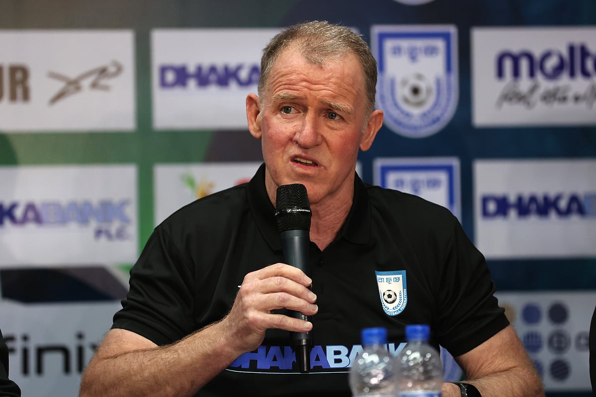 বাংলাদেশ নারী ফুটবল দলের কোচ পিটার বাটলার