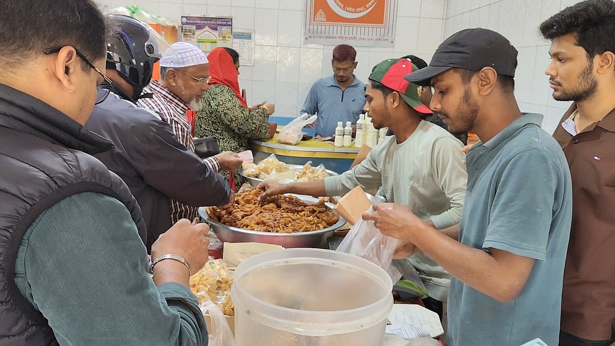 দুপুর গড়াতেই ক্রেতাদের ভিড়। বৃহস্পতিবার বেলা আড়াইটার দিকে রাজশাহী নগরের বাটার মোড়ে