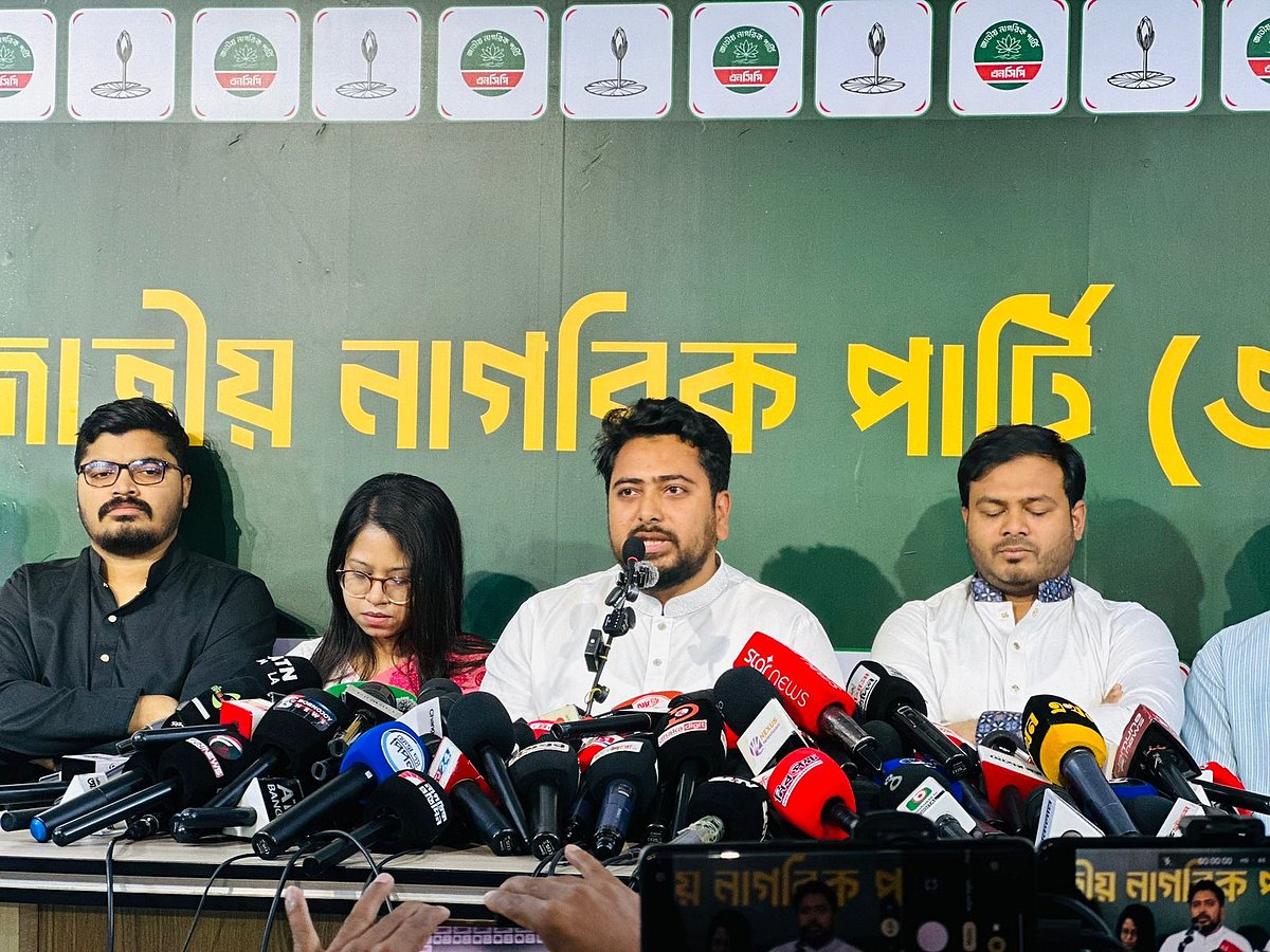 সংবাদ সম্মেলনে জাতীয় নাগরিক পার্টির (এনসিপি) আহ্বায়ক নাহিদ ইসলাম। আজ বৃহস্পতিবার দুপুরে রাজধানীর বাংলামোটরে এনসিপির অস্থায়ী কেন্দ্রীয় কার্যালয়ে