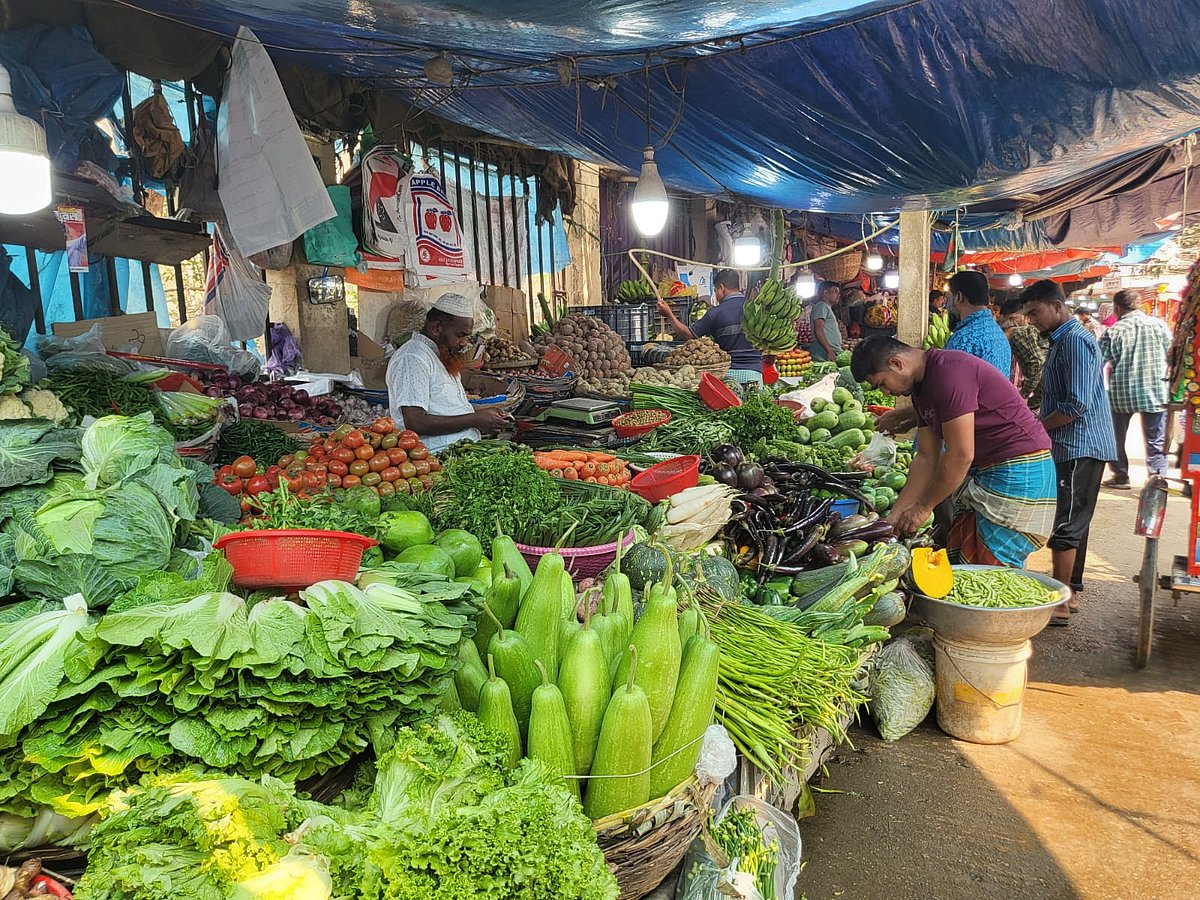 রাজধানীর মোহাম্মদপুর টাউন হল বাজারে এক বিক্রেতা বিক্রির জন্য সবজি সাজিয়ে নিচ্ছেন। আজ বৃহস্পতিবার বেলা ১১টার চিত্র