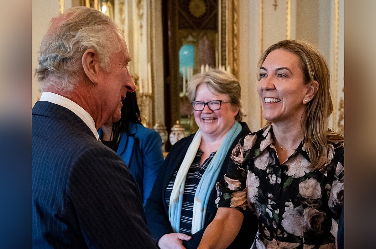 রাজা তৃতীয় চার্লসের সঙ্গে সাক্ষাৎ করছেন অ্যান্টোনিয়া রোমিও (ডানে)। ২০২৩ সালে লন্ডনের বাকিংহাম প্যালেসে আয়োজিত এক সংবর্ধনা অনুষ্ঠানে