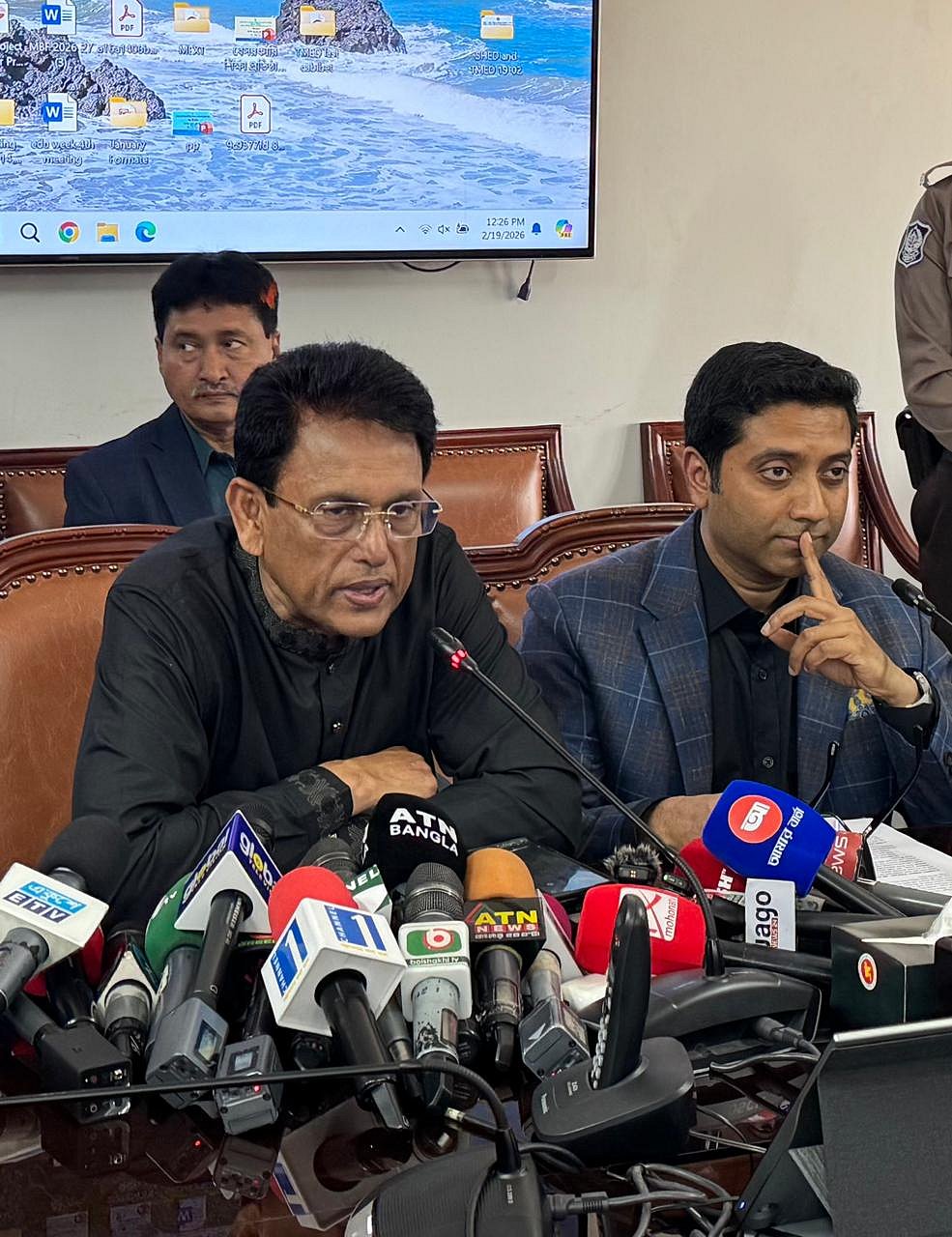 সংবাদ সম্মেলনে সাংবাদিকদের বিভিন্ন প্রশ্নের জবাব দেন নতুন শিক্ষামন্ত্রী আ ন ম এহসানুল হক মিলন। পাশে শিক্ষা প্রতিমন্ত্রী ববি হাজ্জাজ। সচিবালয়, ঢাকা ১৯ ফেব্রুয়ারি