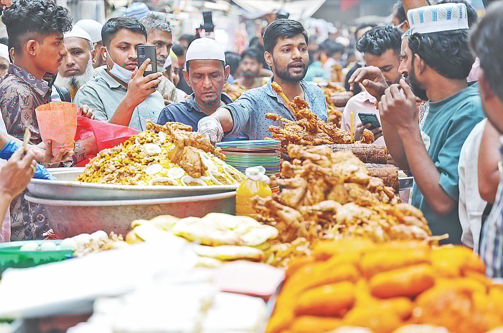 শুরু হয়েছে পবিত্র রমজান মাস। এখন প্রতিদিনই এভাবে পাড়া–মহল্লায় বসে ইফতারসামগ্রীর পসরা। গতকাল বিকেলে পুরান ঢাকার চকবাজারে