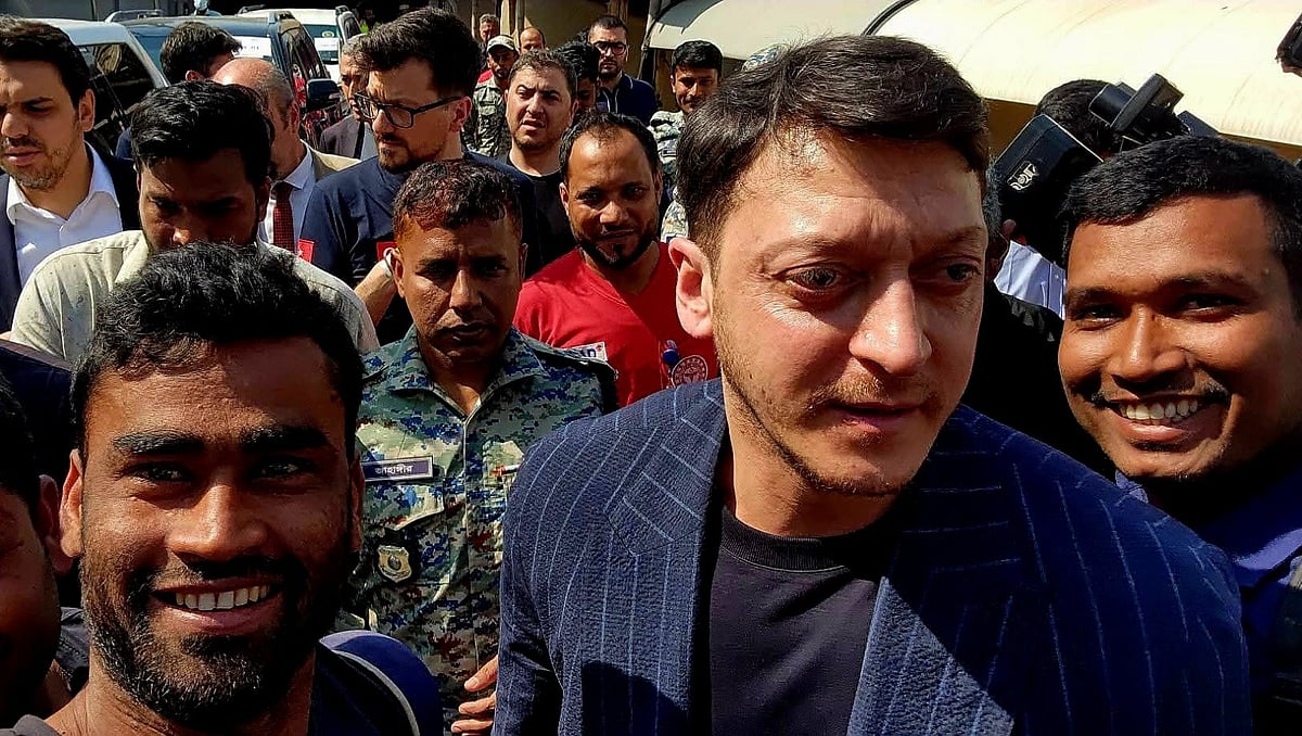 কক্সবাজার বিমানবন্দর থেকে বেরিয়েই ভক্তদের কবলে পড়েন বিশ্বকাপজয়ী তারকা ফুটবলার মেসুত ওজিল। আজ সকালে
