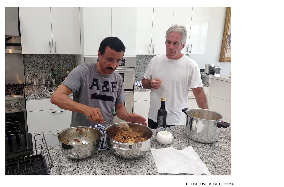 সুলতান আহমেদ বিন সুলাইয়েম (ডানে) এবং দণ্ডিত যৌন অপরাধী জেফরি এপস্টিন। যুক্তরাষ্ট্রের প্রতিনিধি পরিষদের ওভারসাইট কমিটির ডেমোক্র্যাট সদস্যরা গত ১৮ ডিসেম্বর ছবিটি প্রকাশ করেন