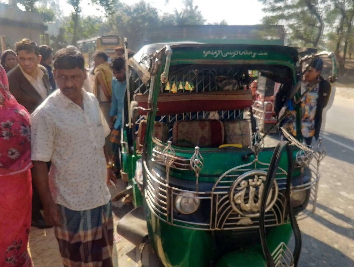 কক্সবাজারের পেকুয়ায় দুর্ঘটনার শিকার অটোরিকশা