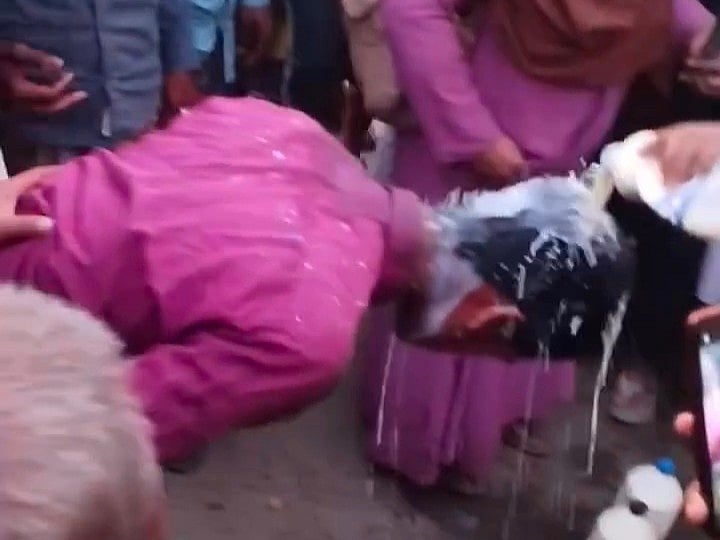 ঈশ্বরগঞ্জ পৌরবাজারে পানি মিশিয়ে দুধ বিক্রির অভিযোগে দুই বিক্রেতার মাথায় সামান্য দুধ ঢেলে দেওয়া হয়। গতকাল বুধবার