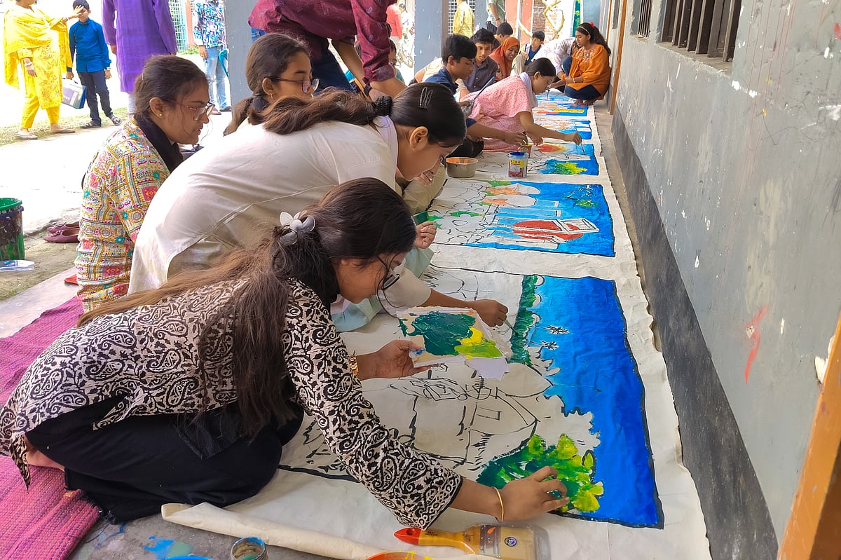 চারুকলা বরিশালের উদ্যোগে ভাষা শহীদ স্মরণে ৪৫ ফুট দীর্ঘ কাপড়ে চিত্র অংকন করছে শিশুরা। ‘একুশের ক্যানভাস’ শীর্ষক এই চিত্রাঙ্কনে কাপড়ে ভাষা আন্দোলনের ইতিহাস, নতুন প্রজন্মকে শেখাতে ও ভাষা শহীদদের প্রতি শ্রদ্ধা জানাতে এই আয়োজন করা হয়। শুক্রবার বরিশাল নগরের সিটি কলেজ প্রাঙ্গণে