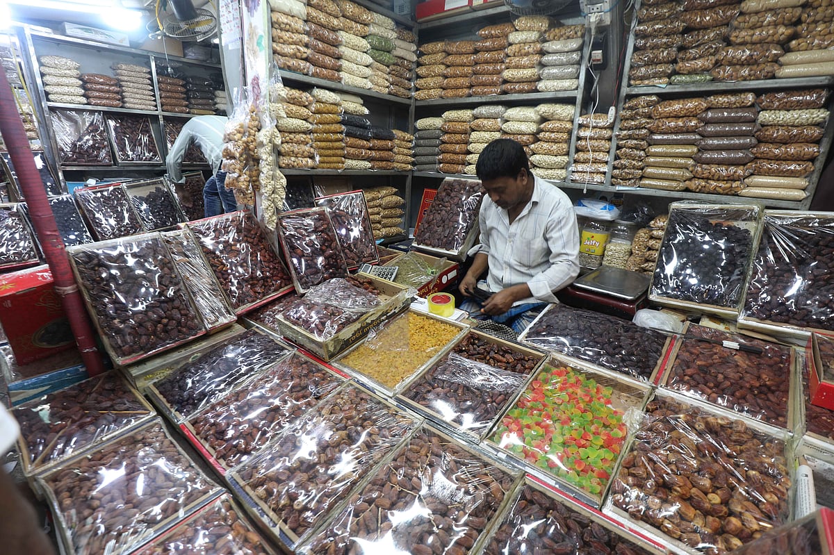 রমজানে খেজুরের বাজারে ভিড়