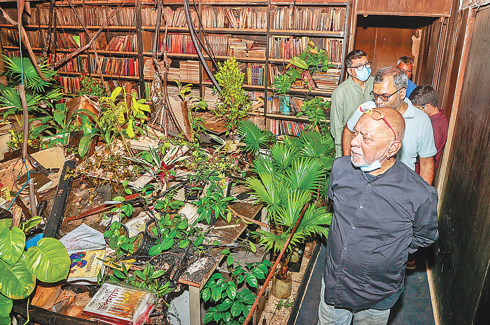 প্রথম আলোর পুড়িয়ে দেওয়া ভবনে শিল্প–আয়োজন ‘আলো’ ঘুরে দেখছেন শিল্পী শহীদ কবির। গতকাল রাজধানীর কারওয়ান বাজারে