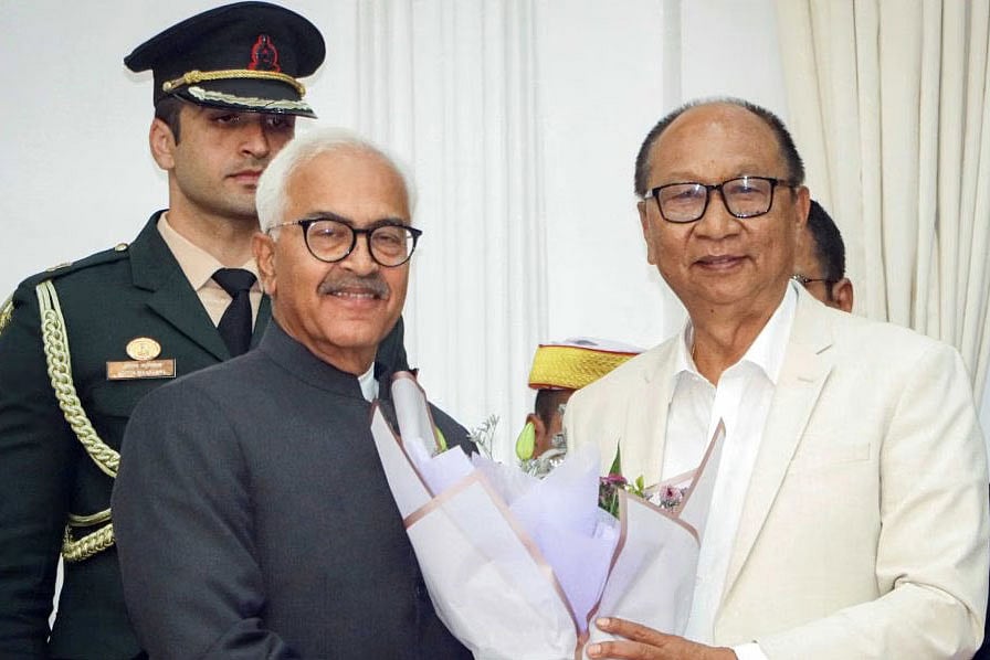 মণিপুর রাজ্যের গভর্নর অজয় বাল্লা (বাঁয়ে) মুখ্যমন্ত্রী হিসেবে ইউমনাম খেমচাঁদকে (ডানে) শপথ বাক্য পাঠ করান