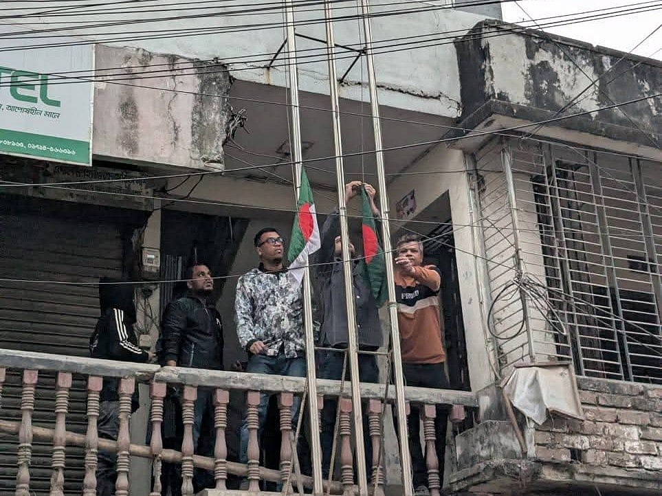 ফরিদপুরে আওয়ামী লীগ কার্যালয়ে জাতীয় ও দলীয় পতাকা উত্তোলন। আজ শুক্রবার সকাল সাতটার দিকে শহরের চকবাজার মোড়সংলগ্ন থানা রোডে