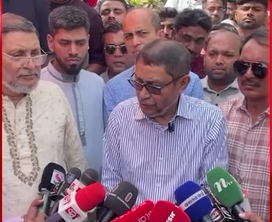 নরসিংদীর মনোহরদী উপজেলার হাফিজপুর গ্রামে নিজ বাড়িতে সাংবাদিকদের সঙ্গে কথা বলেন স্বাস্থ্যমন্ত্রী সরদার মো. সাখাওয়াত হোসেন। আজ শুক্রবার দুপুরে