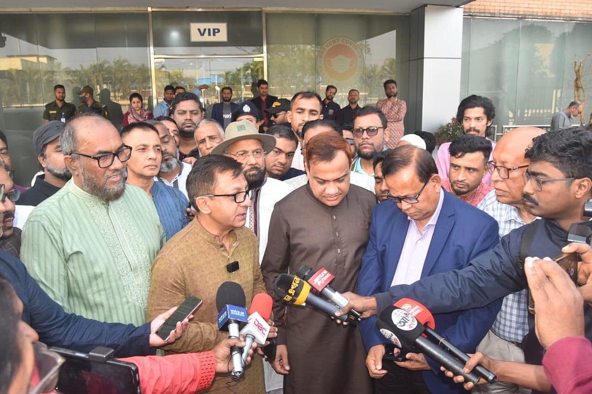 দুই দিনের সফরে রাজধানী থেকে সিলেটে পৌঁছে সিলেট সাংবাদিকদের সঙ্গে কথা বলেন বাণিজ্য মন্ত্রণালয়, বস্ত্র ও পাট মন্ত্রণালয় এবং শিল্প মন্ত্রণালয়ের মন্ত্রী। আজ শুক্রবার সকালে ওসমানী আন্তর্জাতিক বিমানবন্দরে