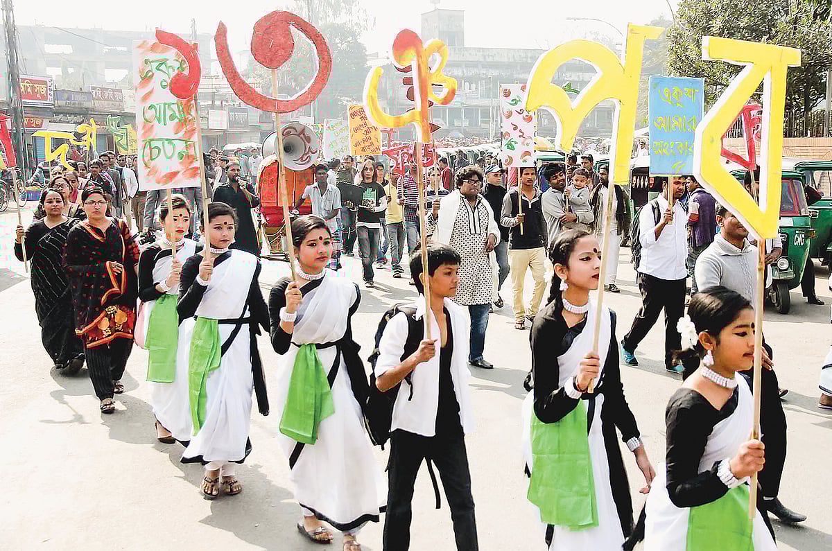 শহীদ মিনারে তরুণ–তরুণীরা ভাষার জন্য শ্রদ্ধা নিবেদন করতে যাচ্ছেন