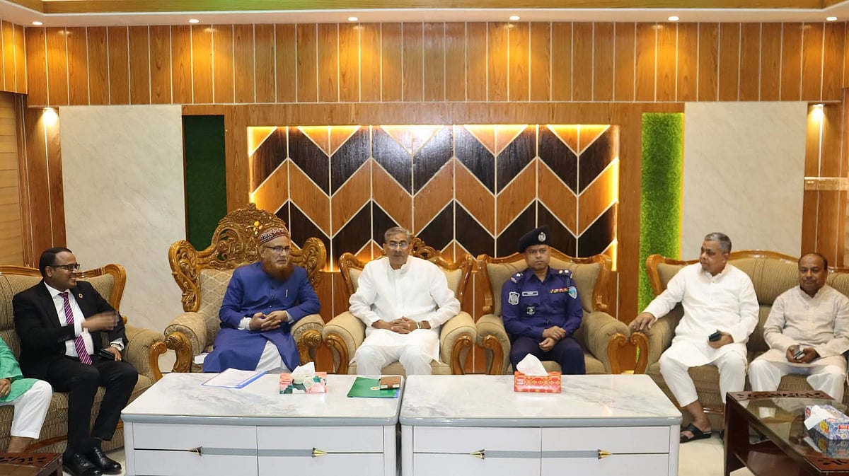 পানিসম্পদমন্ত্রী ও বিএনপির যুগ্ম মহাসচিব শহীদ উদ্দীন চৌধুরী লক্ষ্মীপুর জেলা প্রশাসনের কর্মকর্তাদের সঙ্গে মতবিনিময় করেন। আজ শুক্রবার দুপুরে লক্ষ্মীপুর সার্কিট হাউসে