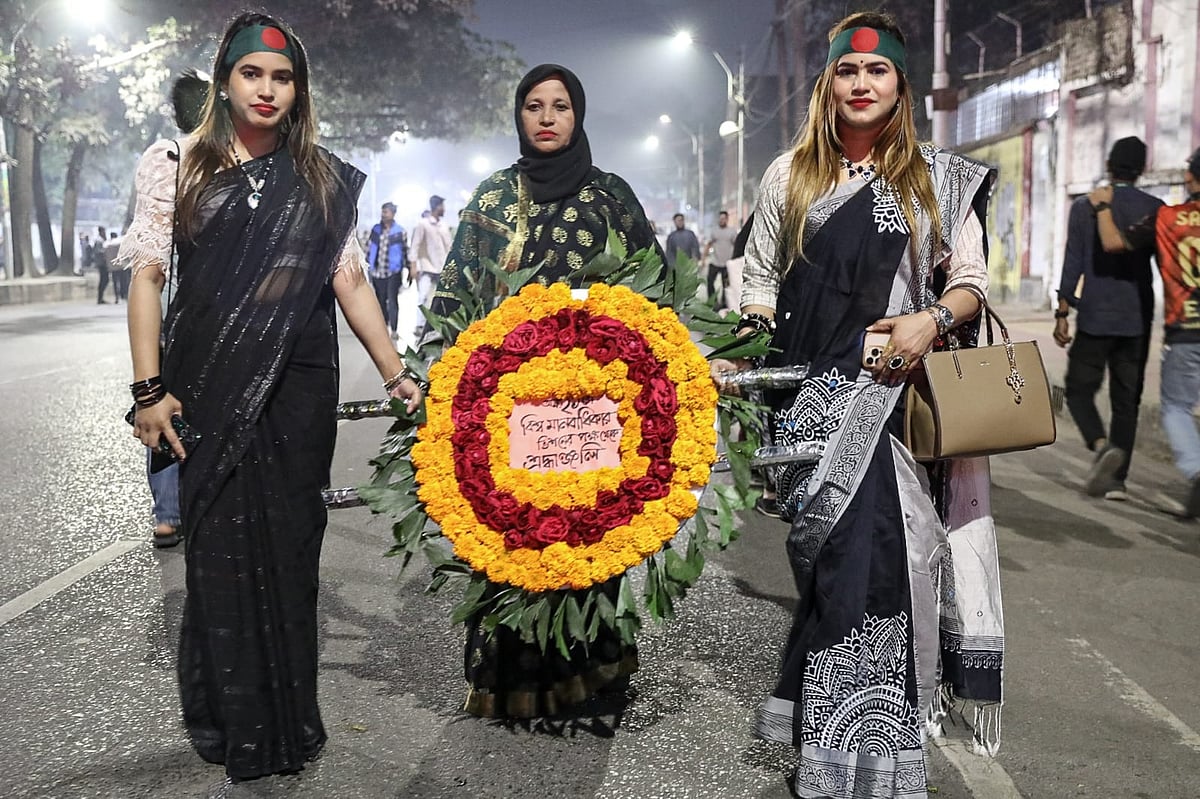 একুশের প্রথম প্রহরে ভাষাশহীদদের প্রতি শ্রদ্ধা নিবেদন