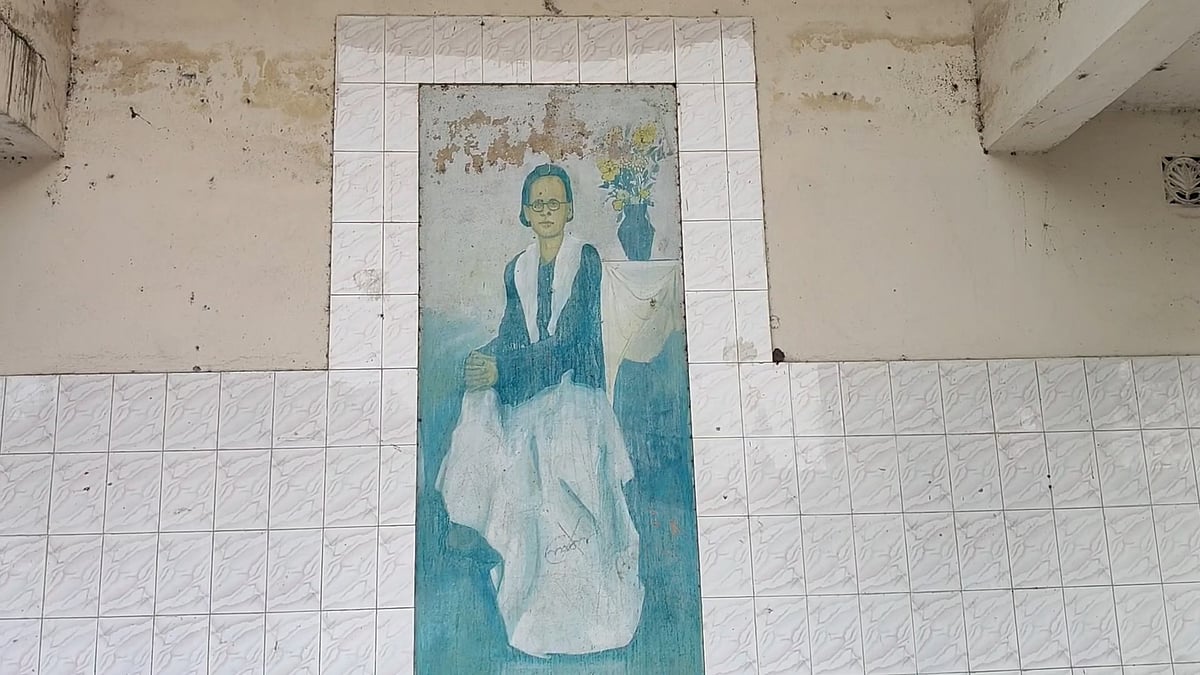 নড়াইলে বসতভিটায় অবস্থিত ‘বিজয় সংসদ’ কার্যালয়ের দেয়ালে বিজয় সরকারের ছবি। সম্প্রতি সদর উপজেলার ডুমদি গ্রামে