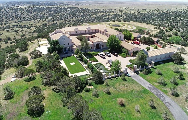 এপস্টিন ১৯৯৩ সালে ব্রুস কিংয়ের কাছ থেকে জোরো র্যাঞ্চ নামের খামারটি কিনেছিলেন