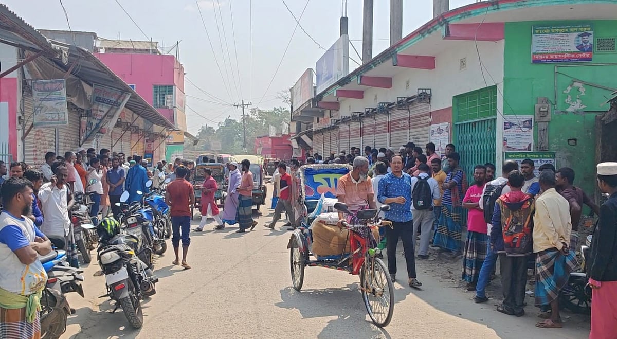 বাউফলে চাঁদা দেওয়া বন্ধ করে দেওয়ায় দুই ব্যবসায়ীকে হত্যার হুমকির প্রতিবাদে ব্যবসায়ীদের ধর্মঘট। শুক্রবার উপজেলার দাসপাড়া বাসস্ট্যান্ড এলাকায়