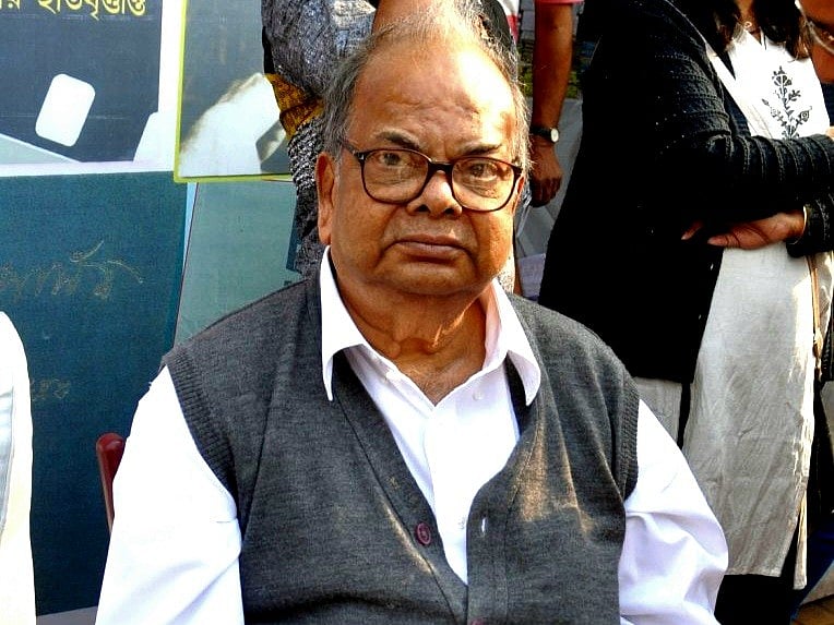 কলকাতা বইমেলার একটি স্টলে বসে আছেন সাহিত্যিক মণিশংকর মুখোপাধ্যায়