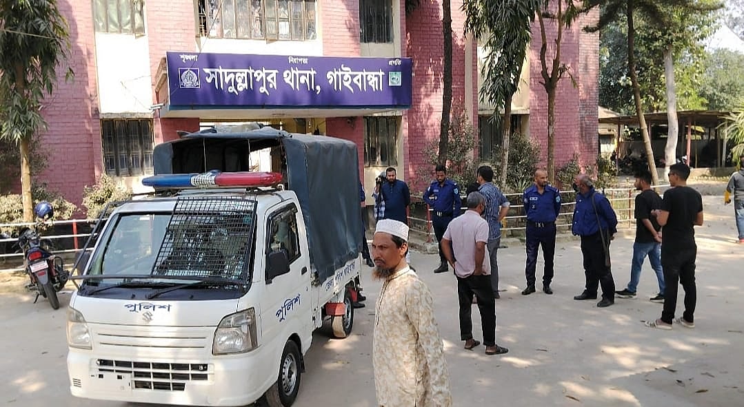 পিটুনিতে নিহত দুজনের উদ্ধার করে প্রথমে সাদুল্লাপুর থানায় নেওয়া হয়। আজ শুক্রবার দুপুরে