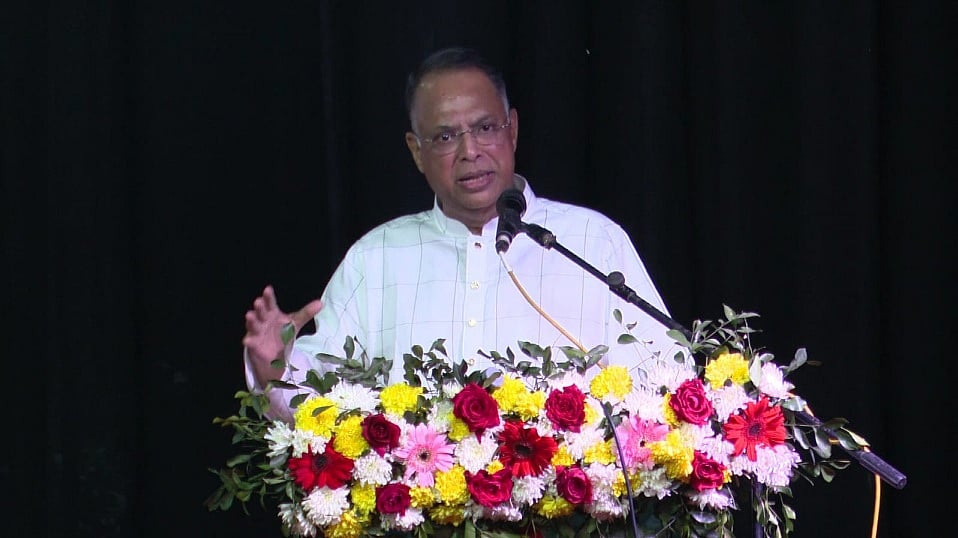 মহান শহীদ দিবস ও আন্তর্জাতিক মাতৃভাষা দিবসের আলোচনা সভায় বক্তব্য দেন বিদ্যুৎ, জ্বালানি ও খনিজ সম্পদমন্ত্রী ইকবাল হাসান মাহমুদ (টুকু)। আজ শনিবার দুপুরে সিরাজগঞ্জ পৌর শহরের শিল্পকলা একাডেমি মিলনায়তনে