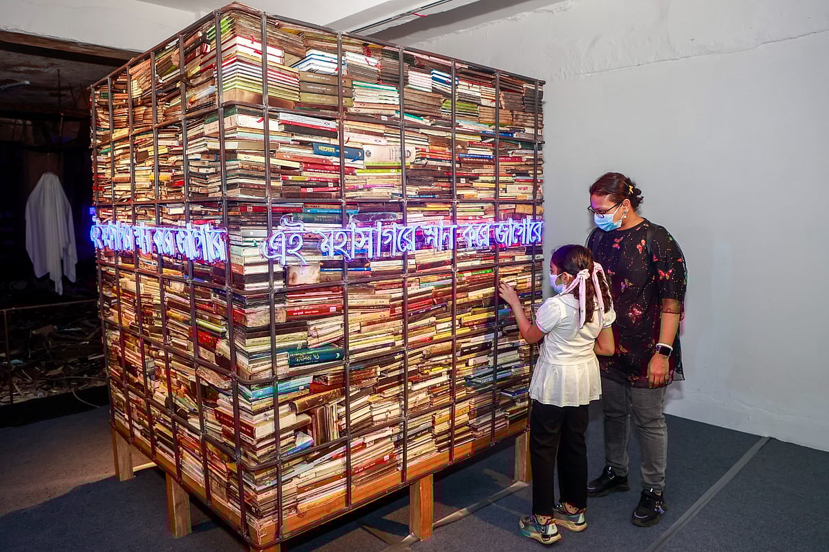 শিল্পকর্ম প্রদর্শনী ‘আলো’ দেখছেন দর্শনার্থীরা। আজ শনিবার চলছে প্রদর্শনীর চতুর্থ দিন